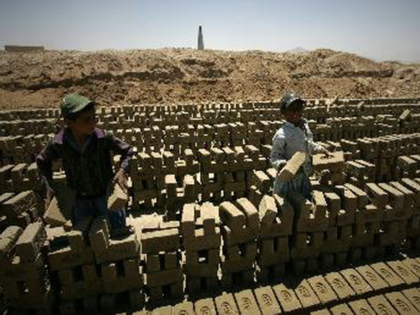 Trẻ em Afghanistan làm việc tại một xưởng gạch ở ngoại ô thủ đô Kabul. (Nguồn: THX/TTXVN) ILO kêu gọi đấu tranh chống mọi hình thức lao động cưỡng bức ảnh 1