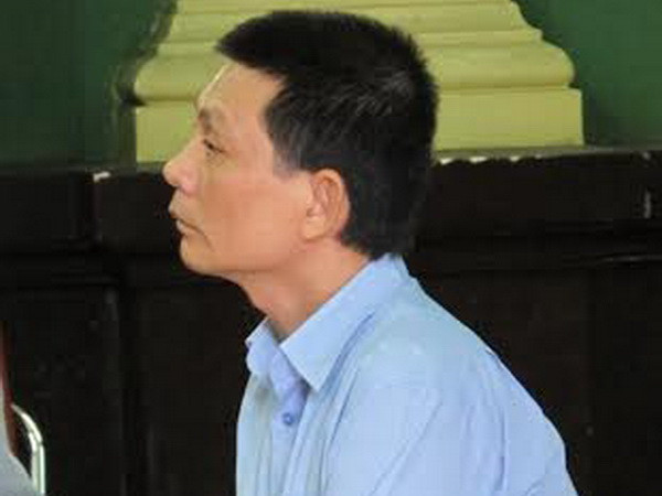Bị cáo Lương Anh Tiến tại phiên tòa sơ thẩm. (Ảnh: Trần Xuân Tình/Vietnam+) Luật sư lừa gần 2 tỷ đồng tiền chạy án lĩnh 16 năm tù ảnh 1