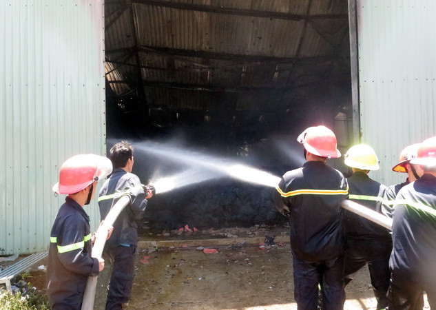 Nam Định: Kho vải vụn và bông sợi bén lửa cháy rụi thành tro ảnh 1