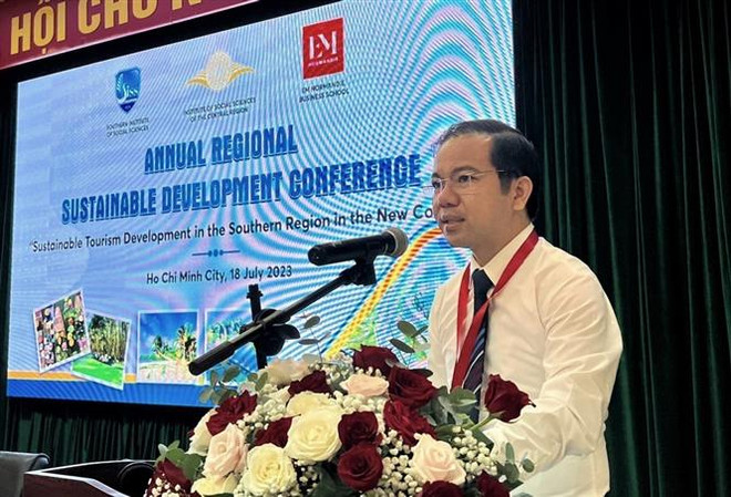 PGS.TS. Vũ Tuấn Hưng, Phó Viện trưởng phụ trách Viện Khoa học xã hội vùng Nam Bộ, phát biểu tại hội thảo. (Ảnh: Anh Tuấn/TTXVN) Đẩy mạnh liên kết vùng, phát triển du lịch xanh bền vững vùng Nam Bộ ảnh 1