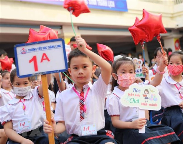 Học sinh lớp 1 trường Tiểu học Thăng Long, quận Hoàn Kiếm, Hà Nội. (Ảnh minh họa: Thanh Tùng/TTXVN Bỏ sổ hộ khẩu giấy trong các thủ tục hành chính của ngành Giáo dục ảnh 1