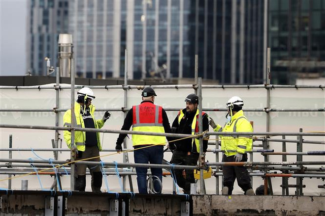 Công nhân làm việc tại một công trường xây dựng ở London, Anh. (Ảnh: AFP/TTXVN) Anh là quốc gia duy nhất trong Nhóm G7 vẫn chưa thoát khỏi lạm phát ảnh 2