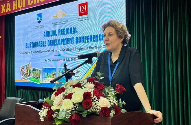 Giáo sư Sylvaine Castellano, Giám đốc nghiên cứu, Trường Kinh doanh EM Nornamdie, phát biểu tại Hội thảo. (Ảnh: Anh Tuấn/TTXVN) Đẩy mạnh liên kết vùng, phát triển du lịch xanh bền vững vùng Nam Bộ ảnh 3