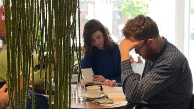 Bỉ: Quán càphê "Cache-pot" với mô hình đọc sách chậm thu hút độc giả ảnh 1