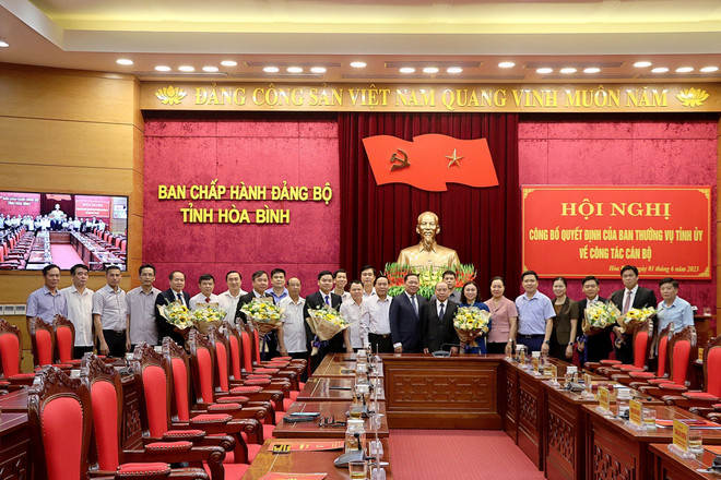 Tỉnh ủy Hòa Bình tổ chức hội nghị công bố về công tác cán bộ ảnh 1