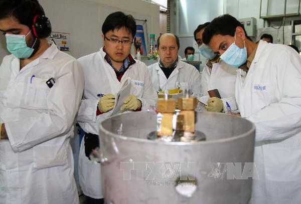 Các điều tra viên IAEA và các kỹ thuật viên Iran tháo dỡ kết nối giữa hai tháp chứa hạt nhân làm giàu cấp độ 20% ở nhà máy Natanz. Ảnh minh họa. (Nguồn: AFP/TTXVN) Iran cáo buộc Mỹ bóp méo thỏa thuận hạt nhân sơ bộ ảnh 1