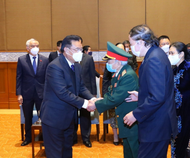 Chủ tịch Quốc hội Lào tiếp Đoàn đại biểu Hội hữu nghị Việt Nam-Lào ảnh 1