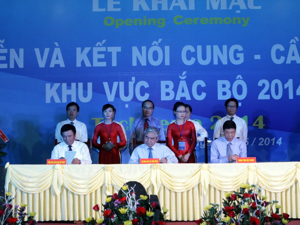 Lễ ký hợp đồng chuyển giao công nghệ, Biên bản ghi nhớ và thỏa thuận hợp tác trong lĩnh vực công nghệ tại lễ khai mạc. (Ảnh: Nguyễn Thủy/TTXVN) Chương trình kết nối cung-cầu công nghệ khu vực Bắc Bộ 2014 ảnh 1