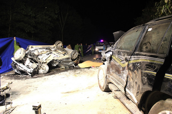 Lật xe chở đoàn khách du lịch hành hương tại Quảng Ninh ảnh 1