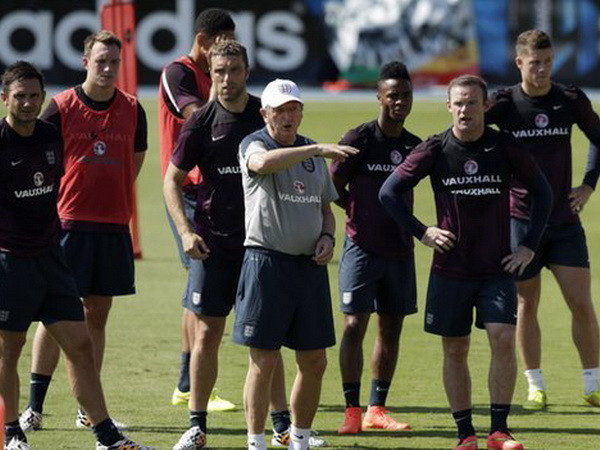 Lo Italy chưa xong, tuyển Anh lại phải lo chống sốt rét ảnh 1