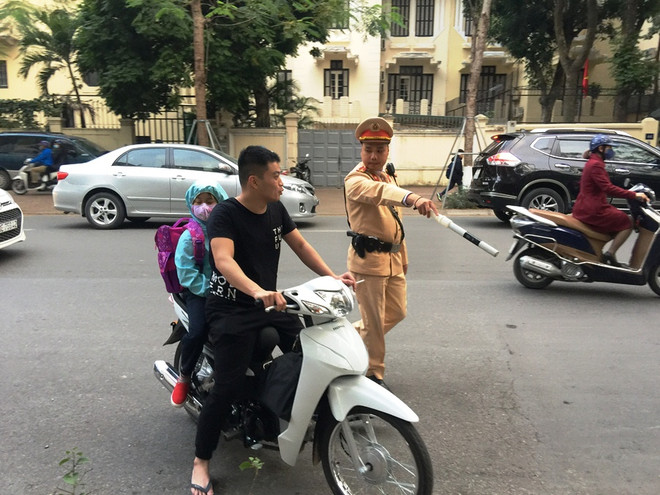 Kiểm tra việc chấp hành đội mũ bảo hiểm cho trẻ em từ 6 tuổi trở lên ảnh 1