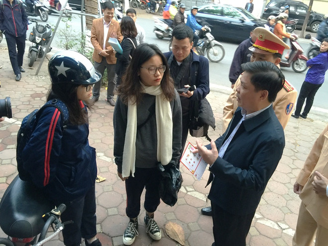 Kiểm tra việc chấp hành đội mũ bảo hiểm cho trẻ em từ 6 tuổi trở lên ảnh 3