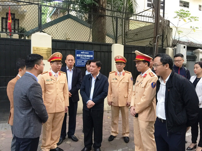 Kiểm tra việc chấp hành đội mũ bảo hiểm cho trẻ em từ 6 tuổi trở lên ảnh 2