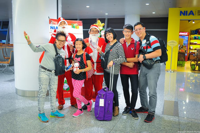 Lung linh sắc màu Giáng sinh ấm áp tại Cảng hàng không Nội Bài ảnh 1