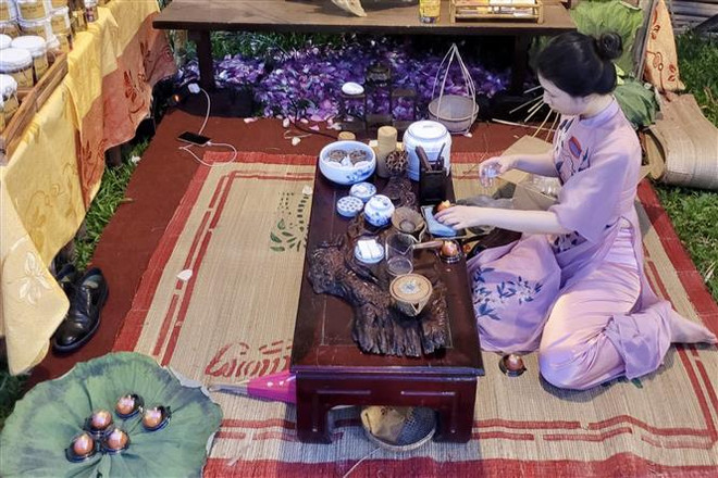 Nghệ thuật làm trà sen tại Ngày hội Sen Huế 2022 - Tinh hoa của đất trời. (Ảnh: Mai Trang/TTXVN) "Ngày hội Sen Huế 2022 - Tinh hoa của đất trời" hấp dẫn du khách ảnh 2