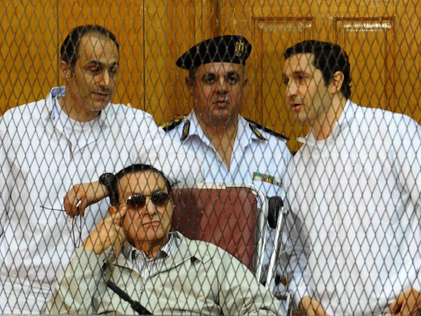 Cựu Tổng thống Ai Cập Hosni Mubarak (người ngồi phía trước) cùng hai con trai tại tòa án ngày 14/9/2013. (Nguồn: AFP/TTXVN) Ai Cập xem xét bản án của cựu Tổng thống Mubarak vào tháng 4 tới ảnh 1