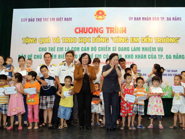 Trao 140 suất học bổng “Em không phải bỏ học” cho trẻ Đà Nẵng ảnh 1