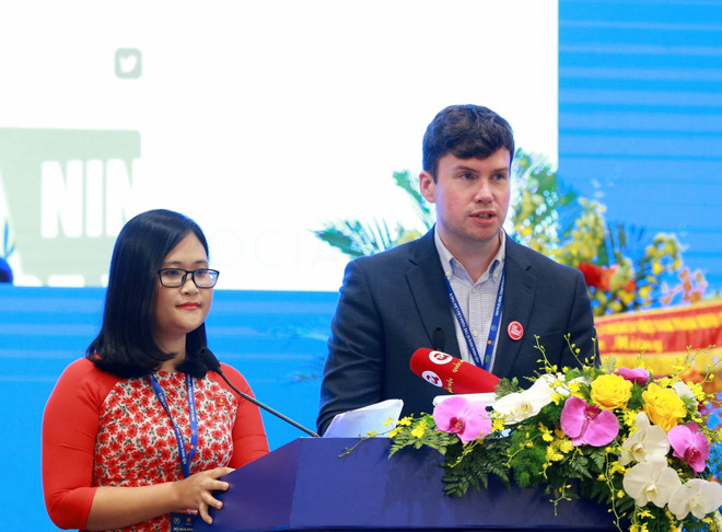 Chủ tịch Diễn đàn Nghị sỹ Trẻ IPU, Nghị sỹ Vương quốc Anh Dan Carden và Đại biểu Quốc hội Việt Nam Hà Ánh Phượng trình bày và thông qua Tuyên bố Hội nghị về Vai trò của Giới Trẻ trong việc thúc đẩy thực hiện các Mục tiêu Phát triển Bền vững thông qua Chuyển đổi Số và Đổi mới Sáng tạo. (Ảnh: TTXVN) Toàn văn Tuyên bố Hội nghị Nghị sỹ Trẻ Toàn cầu lần thứ 9 ảnh 1
