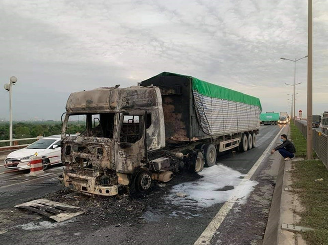 Hà Nội: Xe container bất ngờ bốc cháy dữ dội trên cầu Thanh Trì ảnh 1