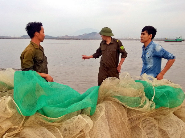 Tiêu hủy 15 bộ lồng bát quái khai thác thủy sản trái phép tại Móng Cái ảnh 1