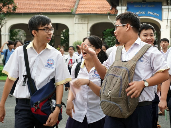 Các thí sinh kết thúc môn thứ hai môn Ngoại ngữ tại hội đồng thi trường THPT Chuyên Lê Hồng Phong. (Ảnh: Phương Vy/TTXVN) Tuyển sinh vào lớp 10 tại TP.HCM: Phổ điểm môn Toán thấp nhất ảnh 1