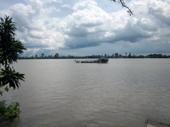 Dông lốc gây chìm tàu trên sông Tiền, hai người thiệt mạng ảnh 1