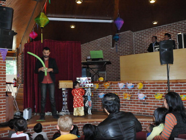 Các em thiếu nhi Việt Nam tại Bỉ cùng vui tết Trung thu ảnh 1