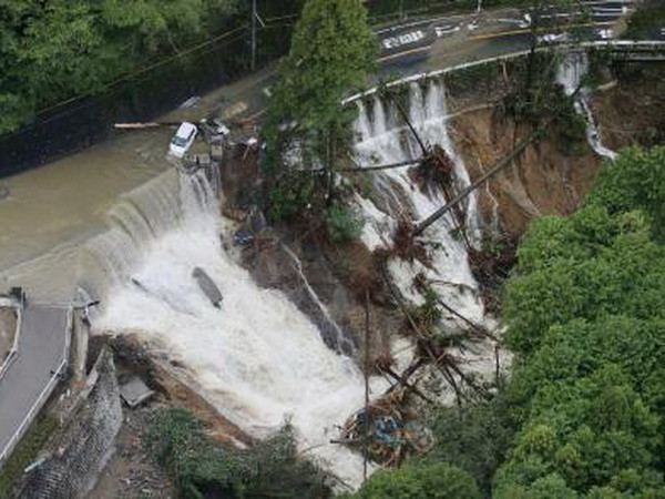 Bão Lan rời khỏi Nhật Bản sau khi gây lụt lội nghiêm trọng ảnh 1