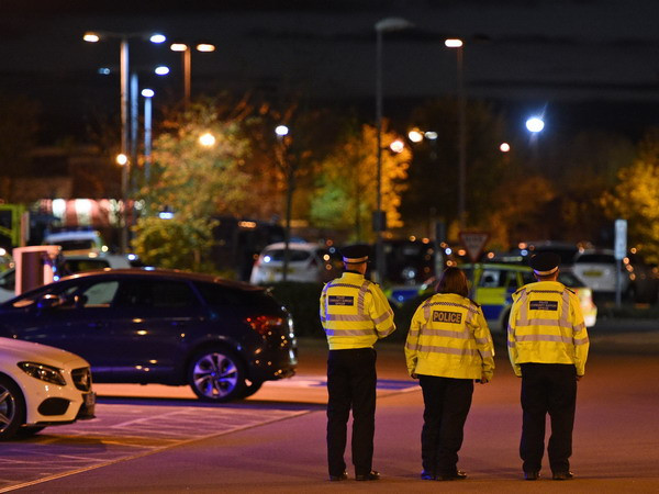 Cảnh sát Anh giải cứu 2 con tin bị bắt giữ tại khu chơi bowling ảnh 1