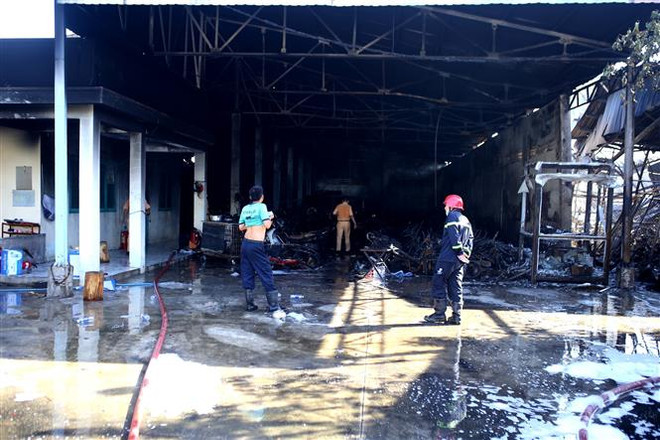 TP.HCM: Lửa thiêu rụi nhà kho chứa xe vi phạm giao thông 1.100m2 ảnh 1