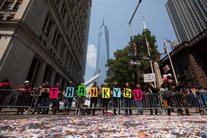 New York diễu hành tôn vinh những người hùng chống COVID-19 ảnh 1
