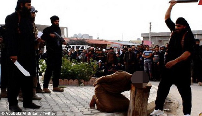 Phiến quân IS chặt đầu nạn nhân bị buộc tội làm phép phù thủy ảnh 1