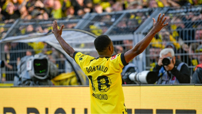 Moukoko đưa Dortmund tạm vươn lên ngôi đầu. (Nguồn: Getty Images) Bundesliga: Bayern trải qua trận thứ tư liên tiếp không thắng ảnh 2