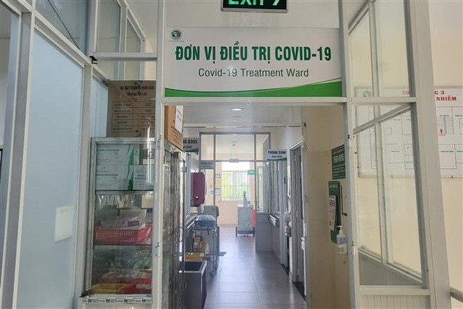 Khu vực cách ly, điều trị bệnh nhân COVID-19 tại bệnh viện Lê Văn Thịnh, Thành phố Hồ Chí Minh. (Ảnh: Đinh Hằng/TTXVN) Ngày 30/4: Thêm 3 ca tử vong vì COVID-19, gần 2.000 ca mắc mới ảnh 1