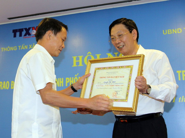 UBND thành phố Hà Nội và TTXVN tăng cường phối hợp công tác ảnh 1