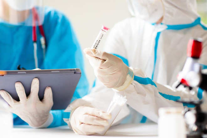 Dịch COVID-19: Mỹ ghi nhận ca tử vong đầu tiên vì biến thể Omicron ảnh 1