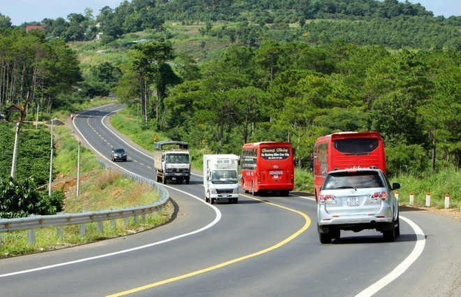 Đoạn đường qua huyện Đắk Mil, tỉnh Đắk Nông thuộc đường Hồ Chí Minh qua Tây Nguyên-Bình Phước có tổng chiều dài 553km, góp phần tạo động lực thúc đẩy phát triển kinh tế, xã hội, đảm bảo an ninh quốc phòng khu vực Tây Nguyên. (Ảnh: Dương Giang/TTXVN) TTXVN_1705duonghochiminh3.jpg