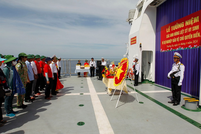 Đoàn công tác số 14 thực hiện lễ tưởng niệm các chiến sỹ Hải quân đã anh dũng hy sinh tại đảo Gạc Ma. (Ảnh: Thanh Vũ/TTXVN) TTXVN_1705Truongsa2.jpg