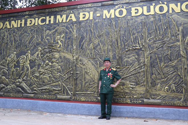 Cựu chiến binh Nguyễn Tiến Nhân trong chuyến hành trình về nguồn tại đường Hồ Chí Minh huyền thoại. (Ảnh: Hoàng Ngà/TTXVN) TTXVN_1705cuuchienbinhTruongson1.jpg