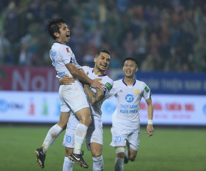 Hoàng Duy đưa Nam Định lên ngôi đầu. (Nguồn: Nam Định FC) V-League 2023: HAGL lỡ cơ hội vào top 4, Nam Định lên ngôi đầu ảnh 2