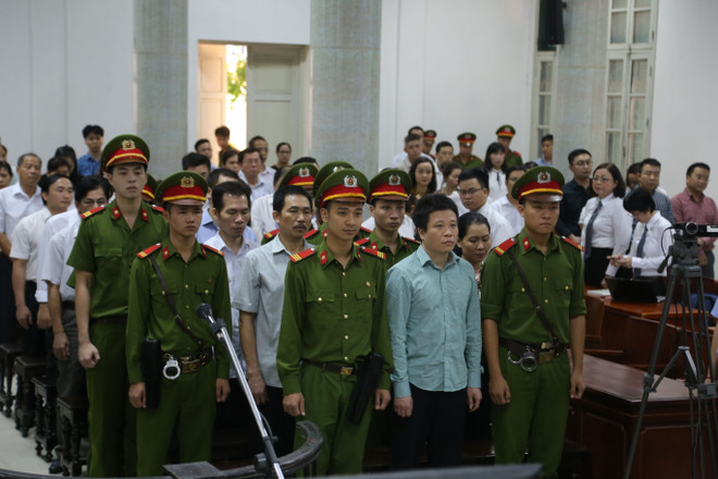 Xét xử bị cáo Hà Văn Thắm, nguyên Chủ tịch Hội đồng quản trị Ngân hàng Thương mại cổ phần Đại Dương (OceanBank), Nguyễn Xuân Sơn, nguyên Tổng giám đốc OceanBank cùng đồng phạm trong đại án thất thoát hơn 2.000 tỷ đồng tại OceanBank. (Ảnh: Doãn Tấn/TTXVN.) ttxvn_tong bi thu phong chong tham nhung (8).jpg