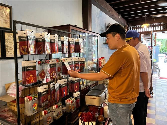 Người dân tới tham quan di tích Biệt động Sài Gòn ở di tích 113A Đặng Dung "quán cà phê Đỗ Phủ - cơm tấm Đại Hàn". (Ảnh: Hứa Chung/ TTXVN) Biệt động Sài Gòn - “cú đấm thép” trong Xuân Mậu Thân 1968 ảnh 2