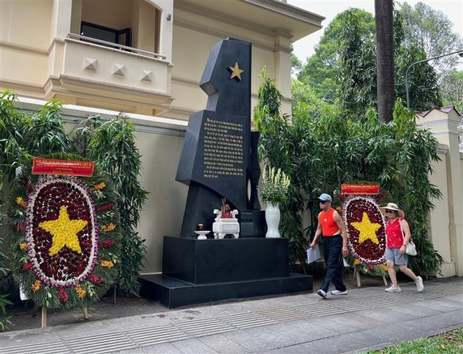 Bia tưởng niệm chiến sỹ Biệt động Sài Gòn hy sinh trong cuộc Tổng tiến công năm 1968 đặt trên đường Nguyễn Du, Quận 1, Thành phố Hồ Chí Minh. (Ảnh: Hứa Chung/TTXVN) Biệt động Sài Gòn - “cú đấm thép” trong Xuân Mậu Thân 1968 ảnh 1