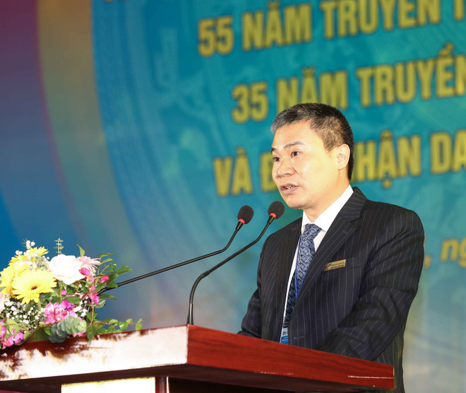 TS. Lê Công Lợi, Hiệu trưởng trường THPT Chuyên Khoa học tự nhiên phát biểu ôn lại truyền thống lịch sử của nhà trường. (Ảnh: Thanh Tùng/TTXVN) Trường THPT Chuyên Khoa học Tự nhiên đón nhận danh hiệu Anh hùng ảnh 2