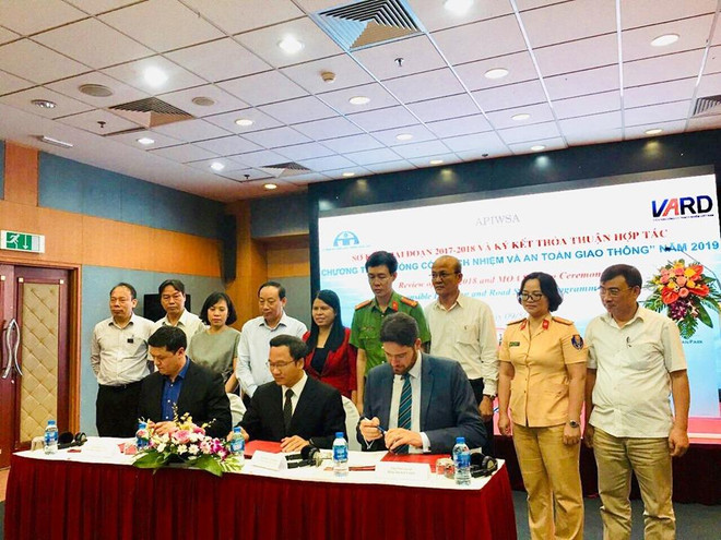 Các đại biểu ký kết Chương trình hợp tác thực hiện chuỗi hoạt động Uống có trách nhiệm và An toàn giao thông năm 2019. (Ảnh: Việt Hùng/Vietnam+) 42% số người gây tai nạn nói họ tỉnh táo lái xe sau khi uống rượu ảnh 1