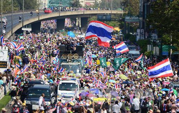 Người biểu tình tuần hành trên các đường phố ở Bangkok. (Nguồn: AFP/TTXVN) Chính phủ Thái Lan khẳng định có thể kiểm soát tình hình ảnh 1