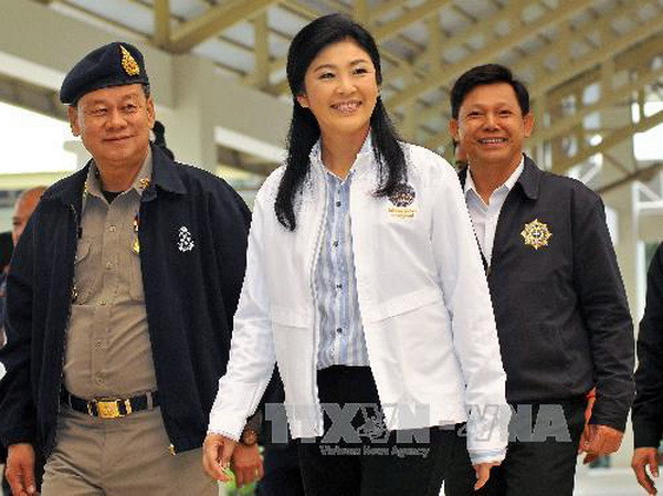 Thủ tướng Thái Lan Yingluck Shinawatra (giữa). (Ảnh: AFP/TTXVN) Thái Lan: Thủ tướng Yingluck khẳng định sẽ tiếp tục tại vị ảnh 1