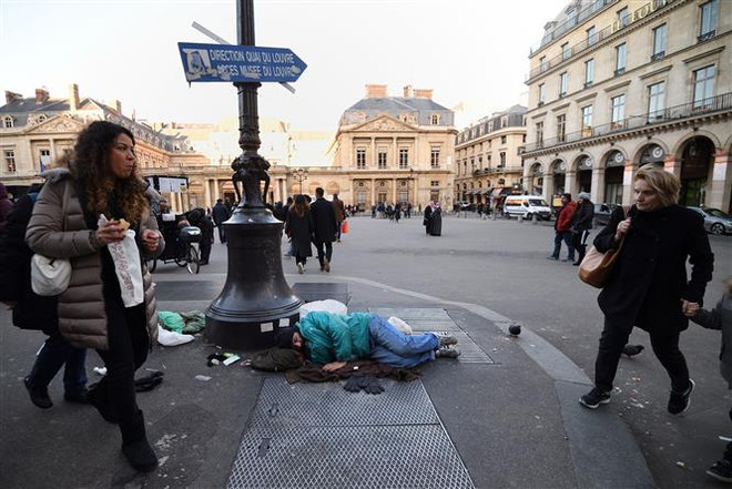 Người vô gia cư trên đường phố tại Paris, Pháp. (Ảnh: AFP/ TTXVN) Pháp: Toàn cảnh những sai lầm về kinh tế trong thập niên vừa qua ảnh 1