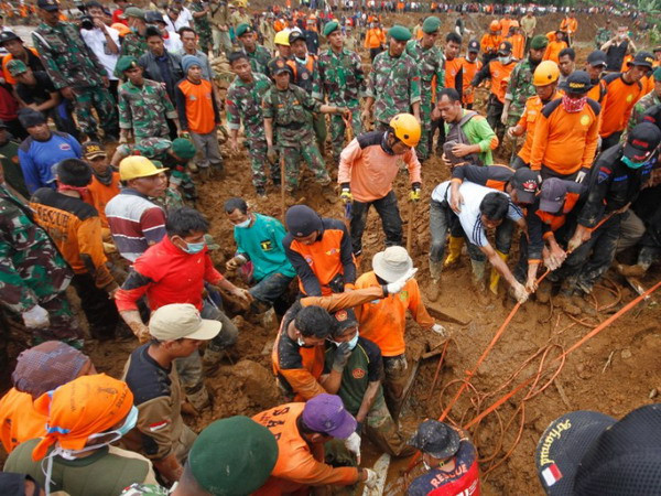 Sạt lở đất nghiêm trọng tại Indonesia, 10 người chết và mất tích ảnh 1