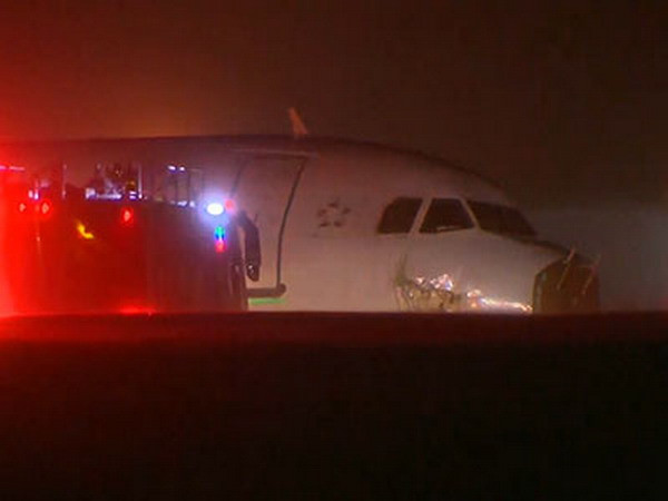 Máy bay Air Canada trượt khỏi đường băng, hơn 20 người bị thương ảnh 1